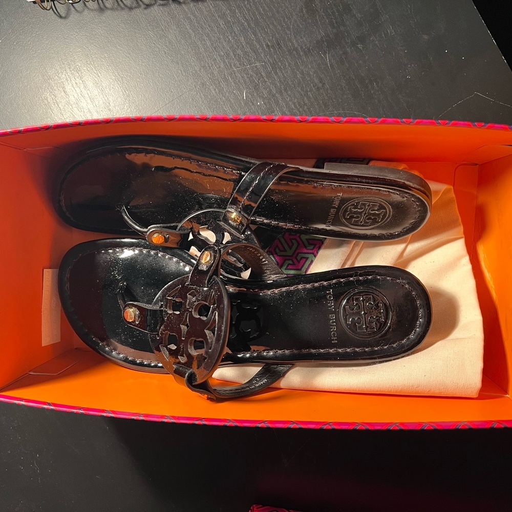 🚨‼️SOLD🚨‼️
Tory Burch Glossy Black Thong Sandals